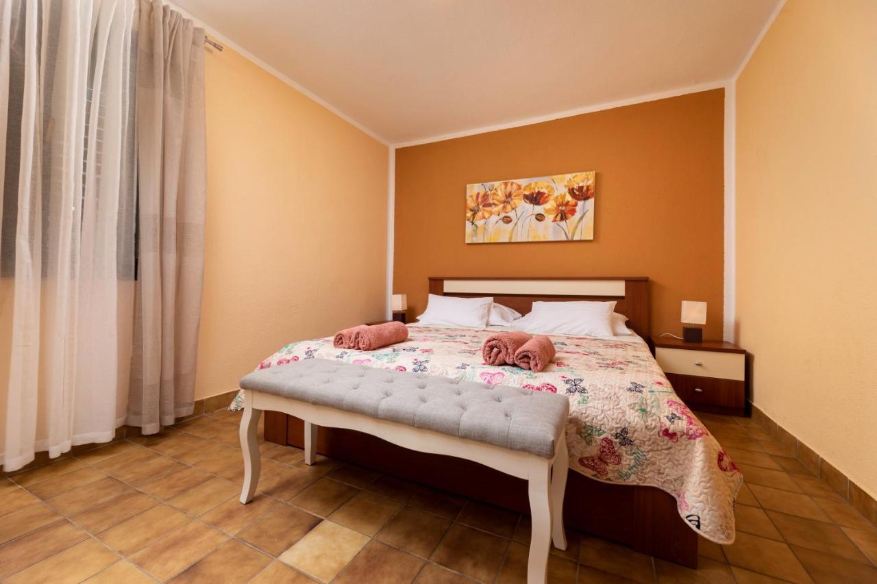 Apartman "Ela" Njivice Dış mekan fotoğraf